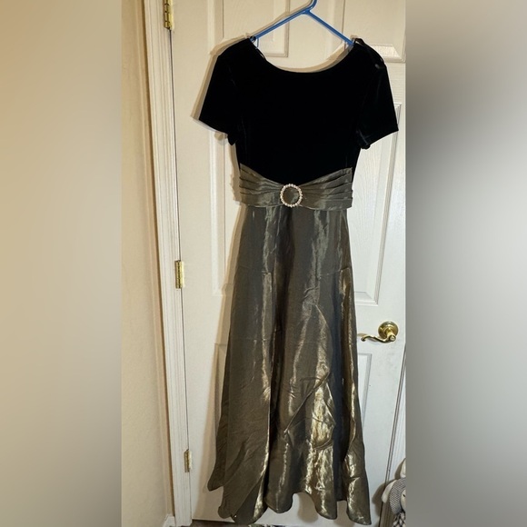 NIGHT WAY COLLECTIONS  BLACK  VELVET AND GOLD LONG EVENING HOLIDAY DRESS VINTAGE - Picture 1 of 12